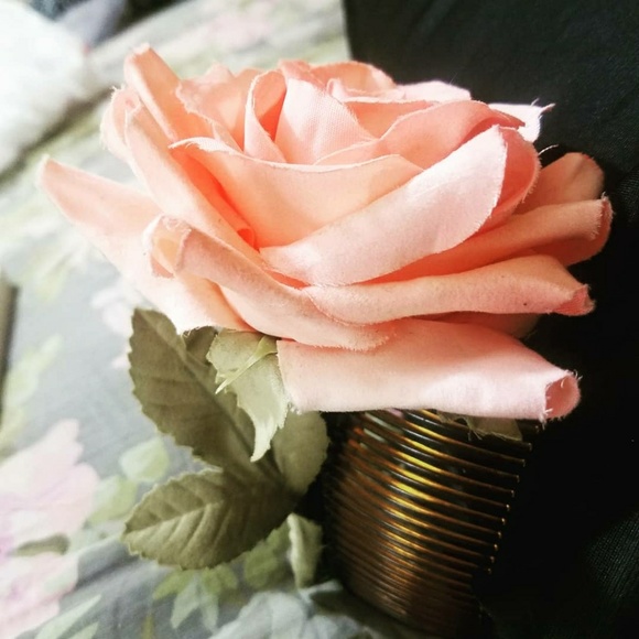 Elegant Light Peach Vintage Rose HairComb - Picture 5 of 6